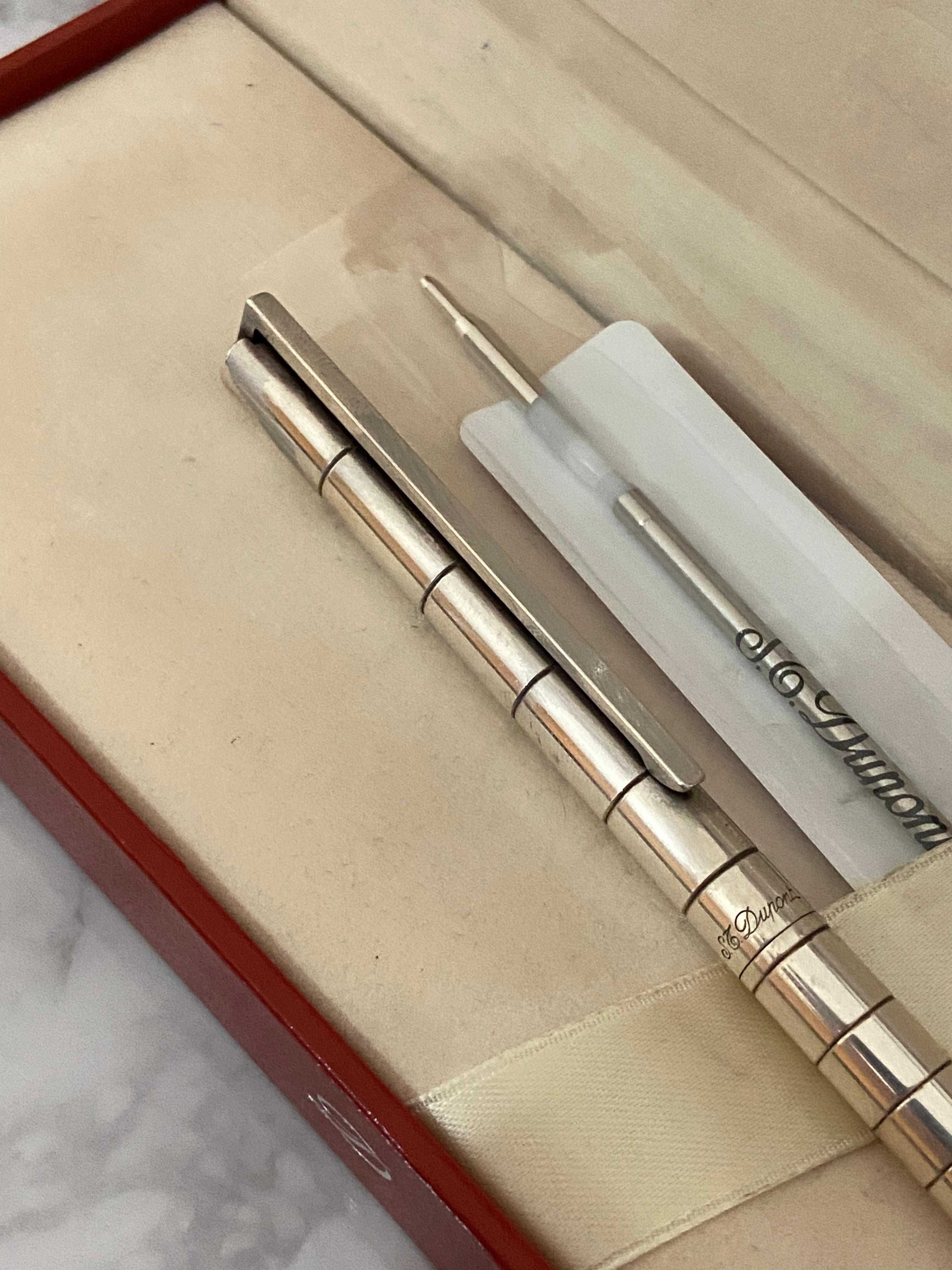 Caneta ST Dupont Esferográfica Banhada a Prata Com Caixa