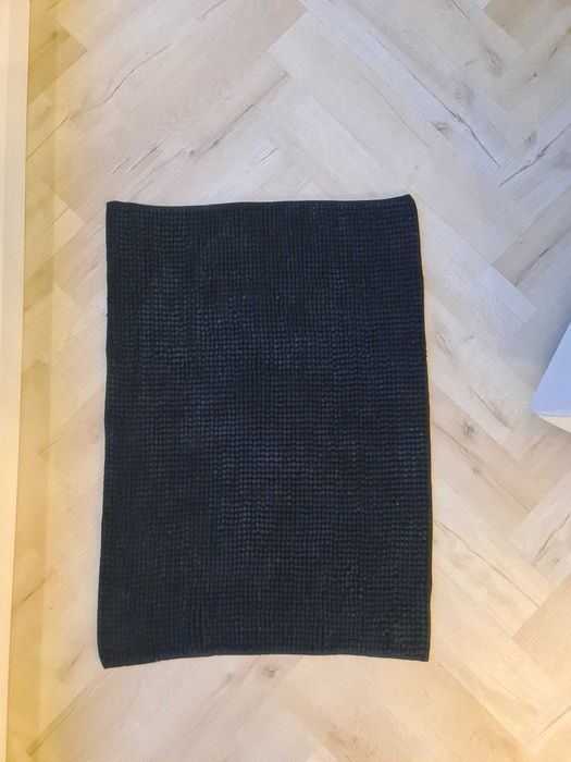 Czarny dywanik łazienkowy