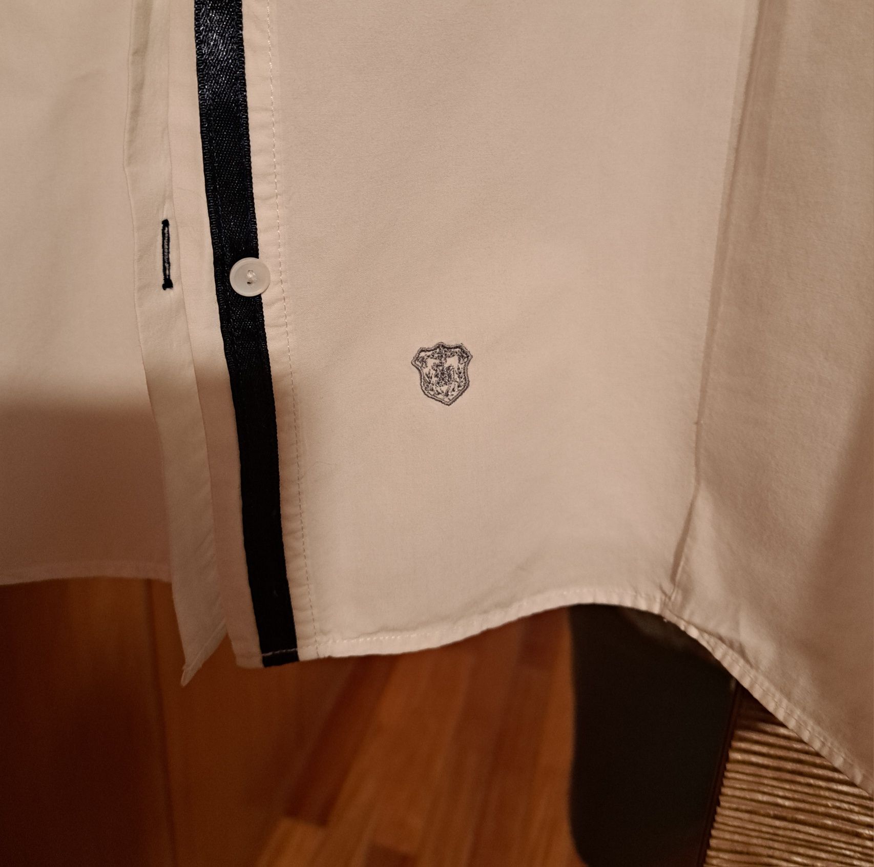 Camisa Branca T.S - Manga comprida com cotoveleiras  cinza
