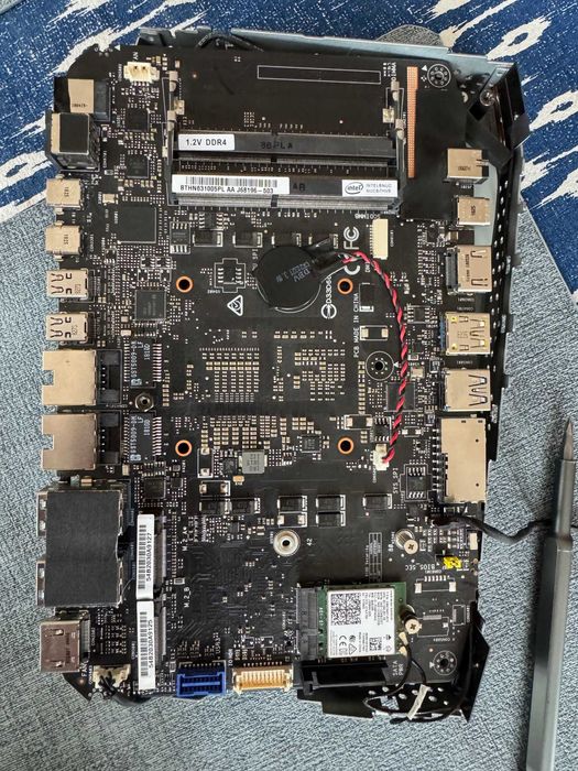 Продам Intel nuc  NUC8i7HVK  НЕ РАБОЧИЙ!!!