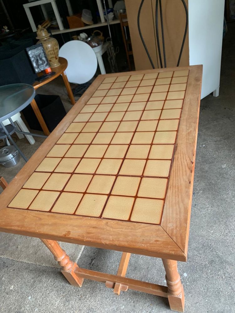 Mesa com azulejo e 3 cadeiras
