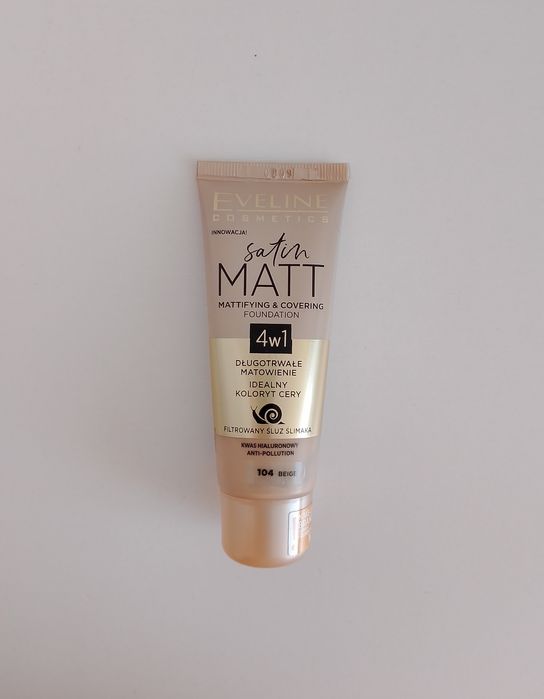 Kryjący Podkład 4w1 w odcieniu 104 Beige Eveline.
Eveline Cosmetics Sa