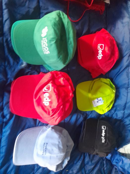 Chapéus e sacos reutilizáveis