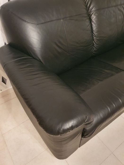 Sofá preto em pele Ikea