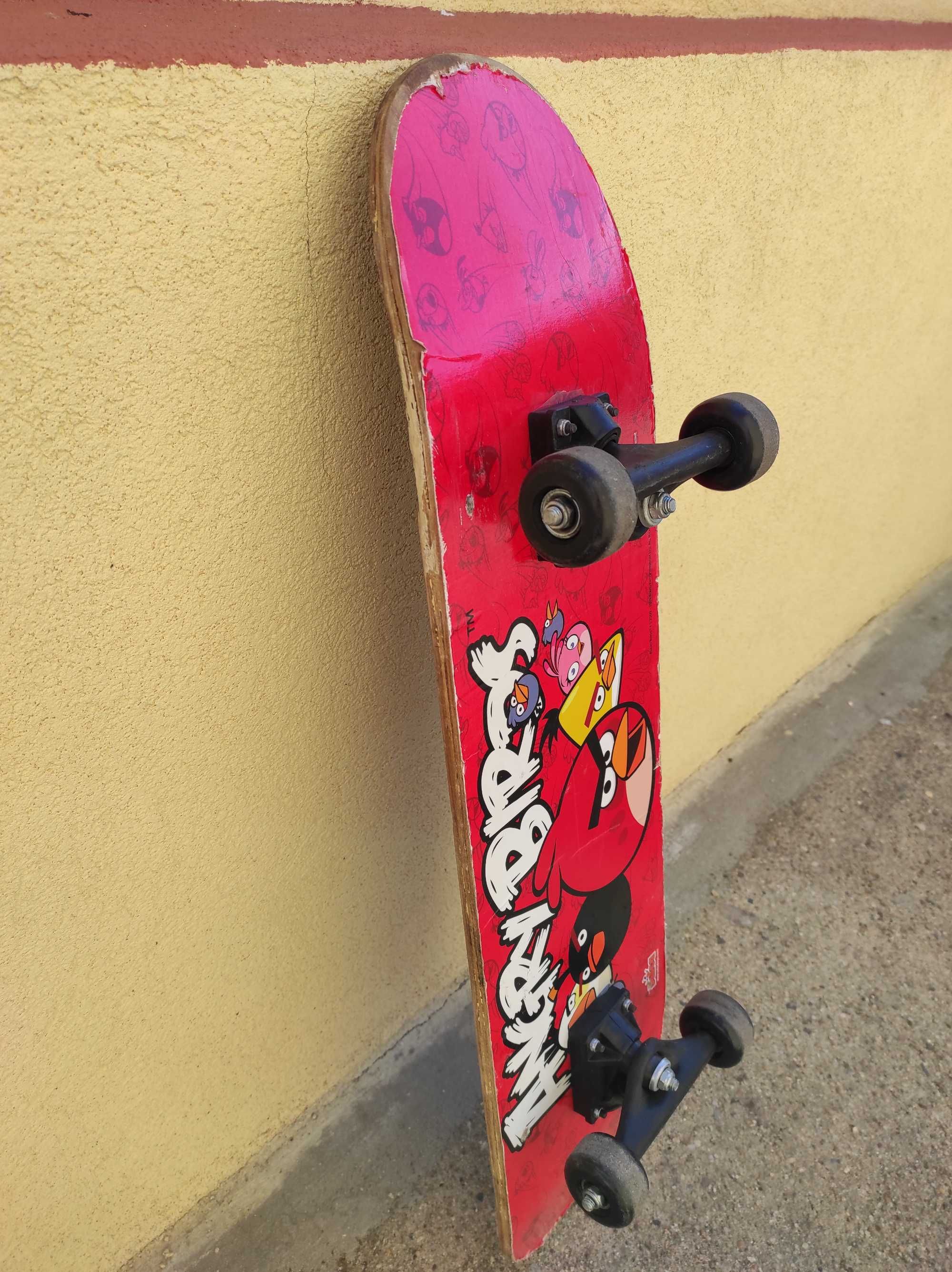 Skate com 75cm de comprimento em ótimo estado de funcionamento