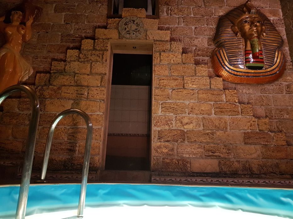 На одній території розташовані 3 бані і  будиночок подобово