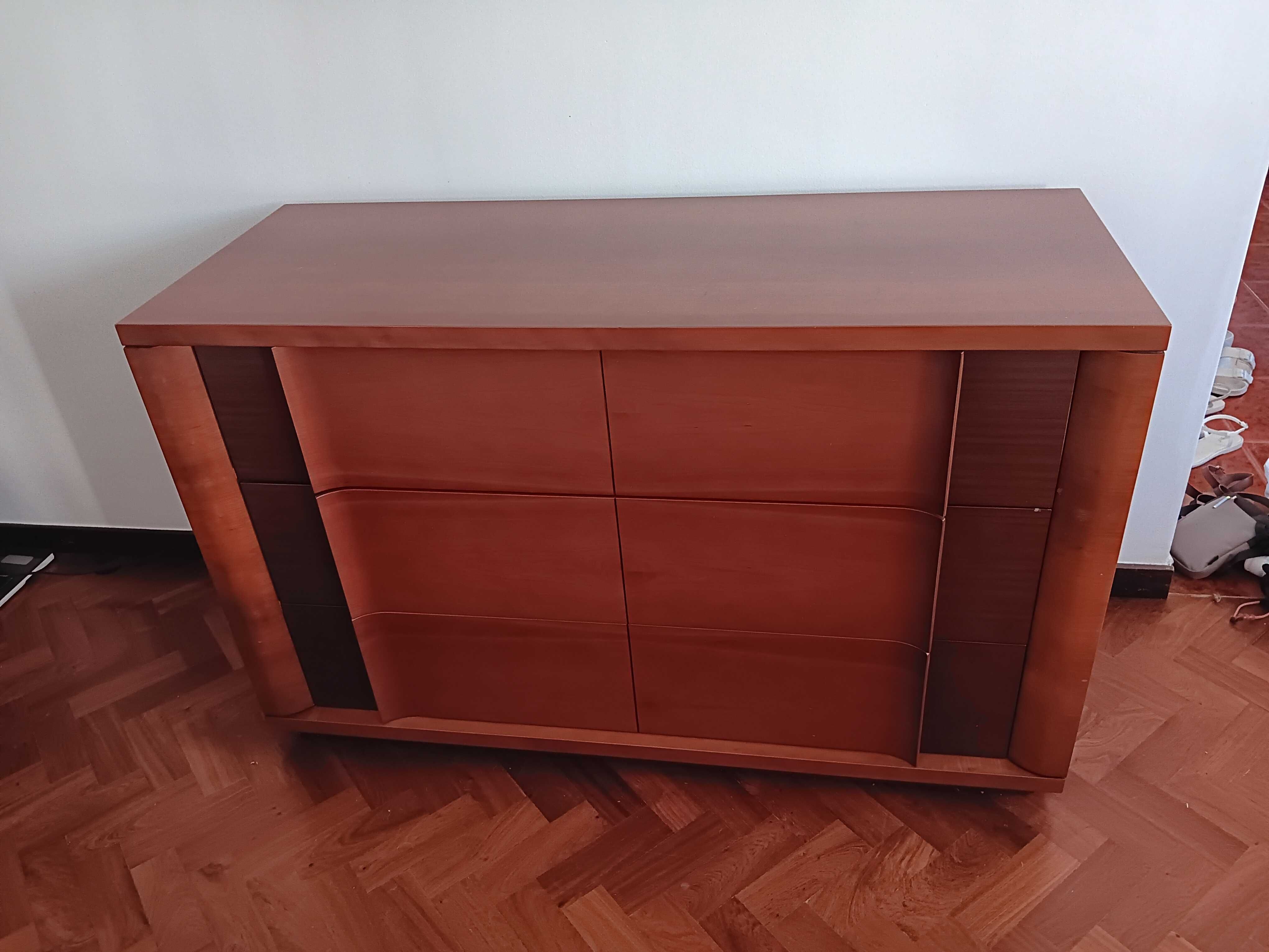 Cómoda original com 3 grandes gavetas em bom estado