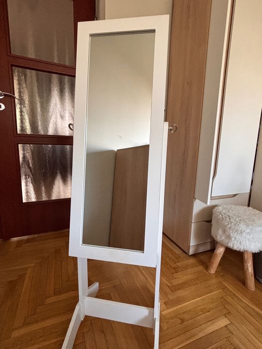Lustro z szafką na biżuterię