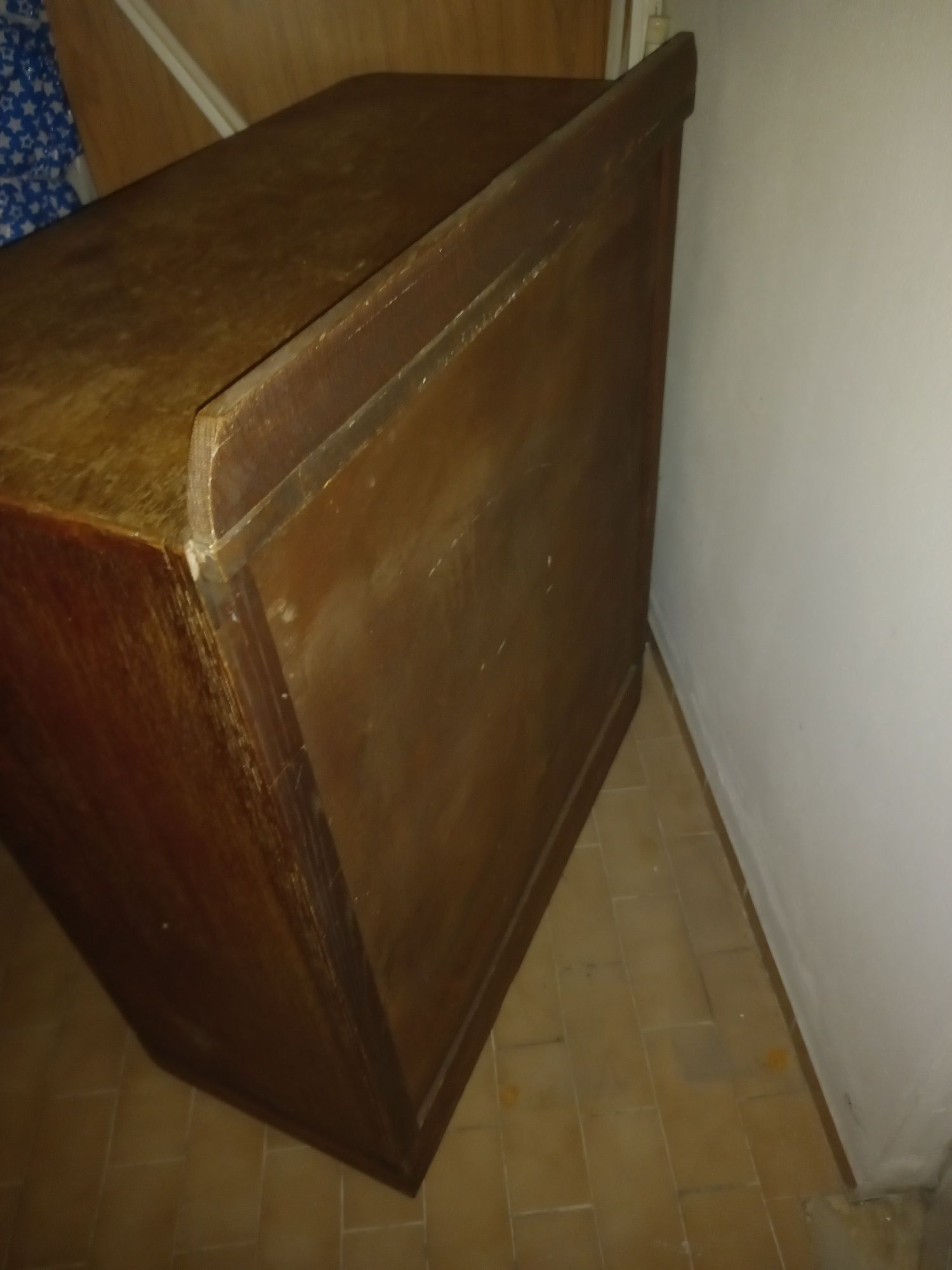 Cómoda retro com 2 cadeiras escritório
