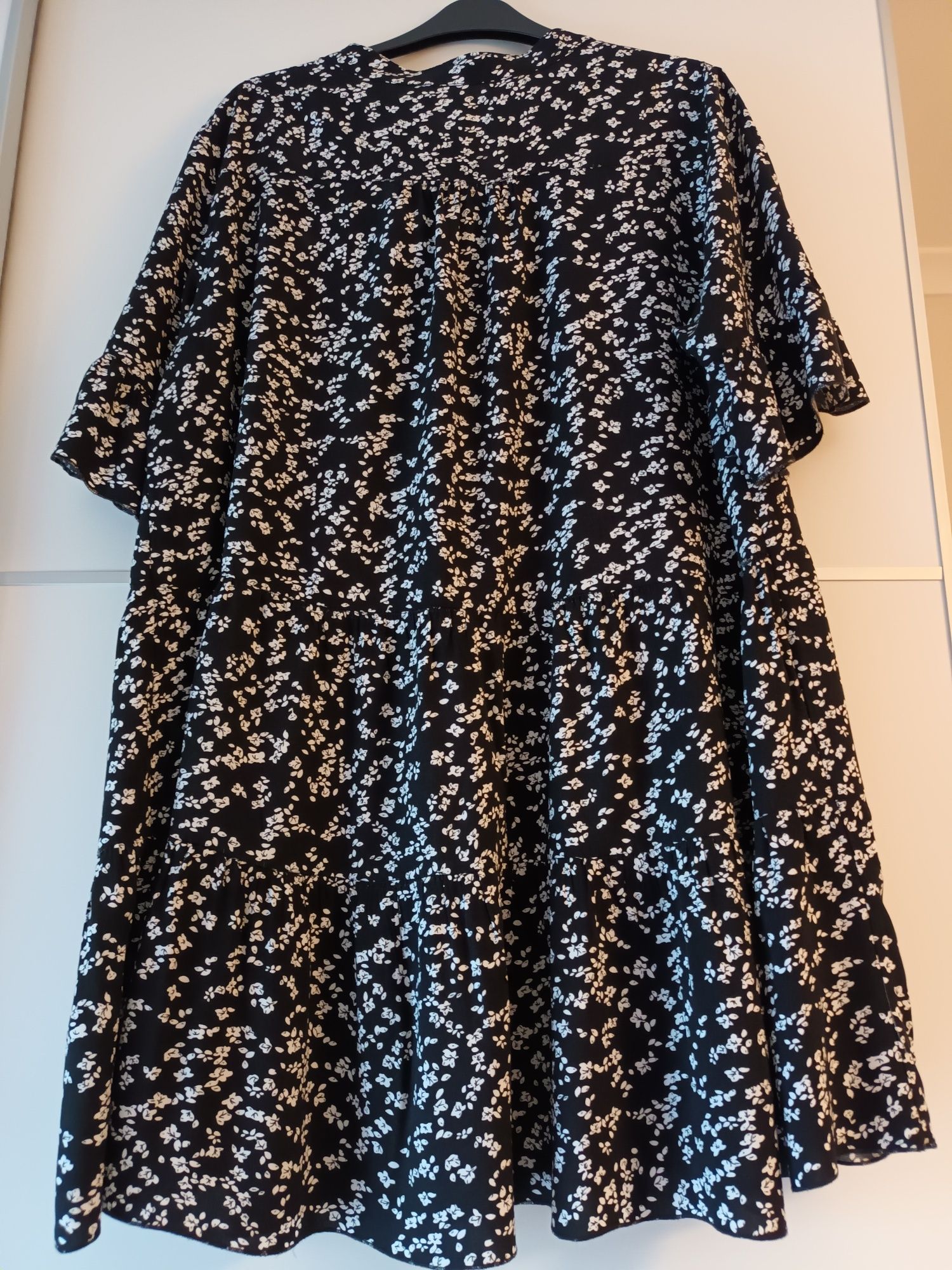 Vestido curto preto com pequenas flores brancas