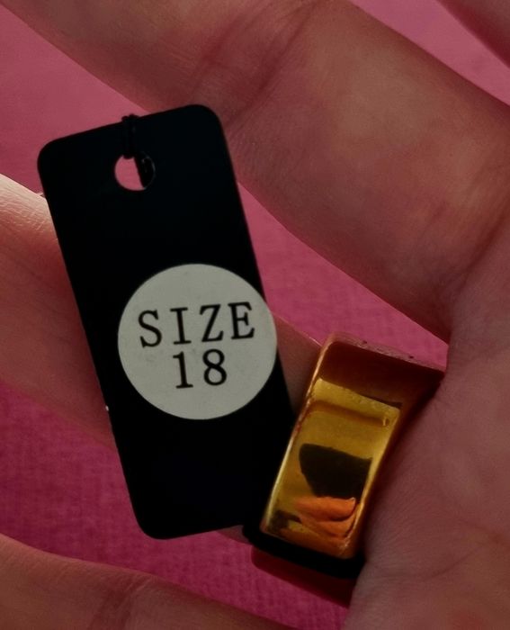 Anel dourado e preto, em aço, com 6 pérolas e 6 pedrinhas pretas. T18