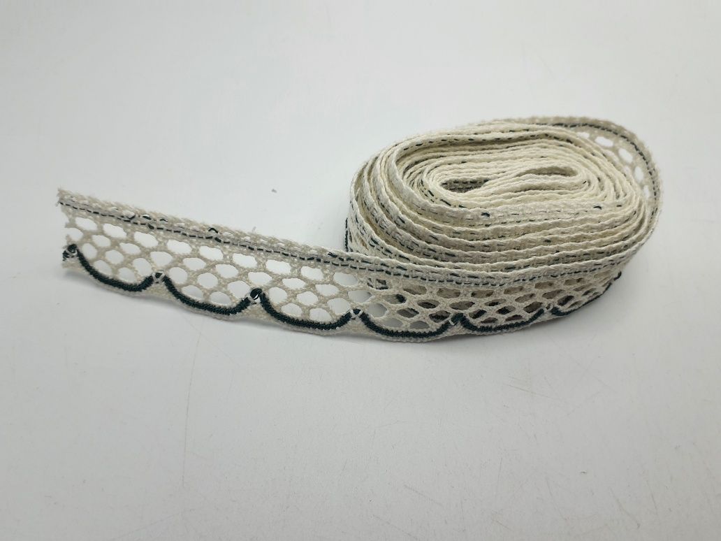 Koronka biała kupon 3,50 m.x 2,50 cm.