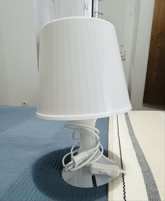 Candeeiro de mesa de cabeceira branco