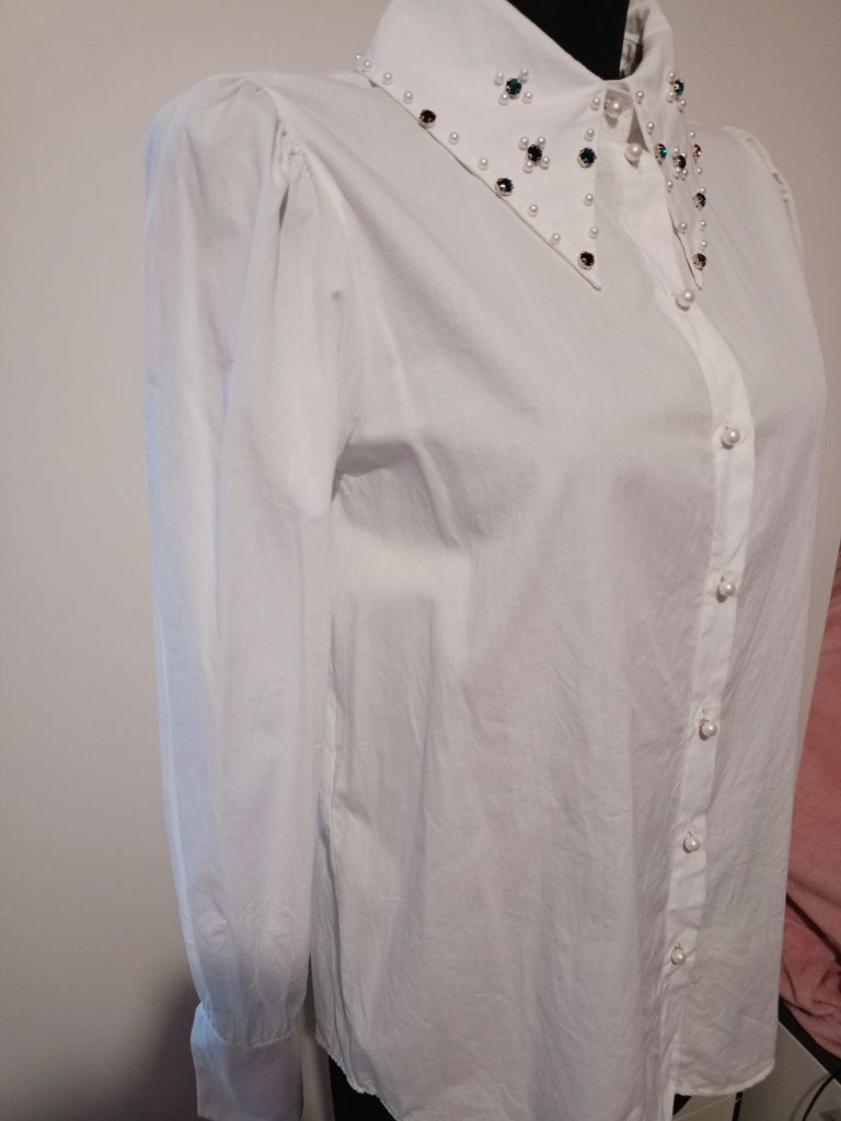 Biała koszula z ozdobami Zara.