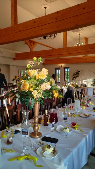 Złote wazony na kwiaty