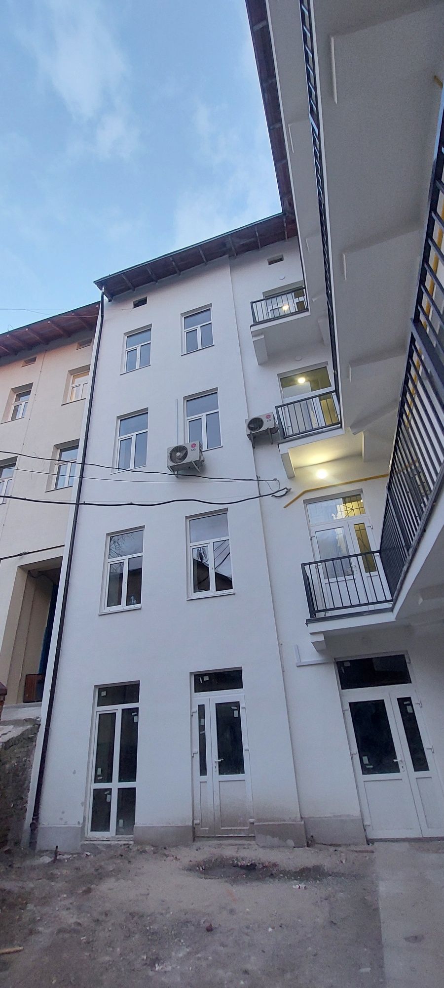 Нежитлова будівля в оренду в центрі Львова на 14 кабінетів, 488,7 м2.