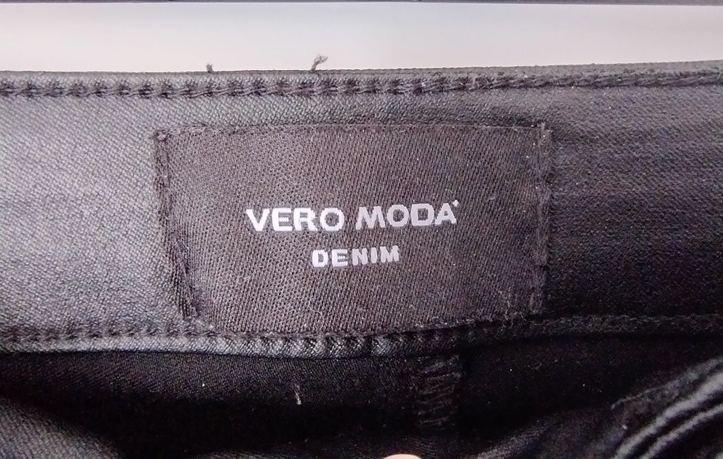 Czarne woskowane spodnie Vero Moda