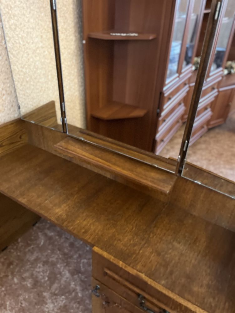 ТУАЛЕТНИЙ СТОЛИК. Терміново! 450 грн