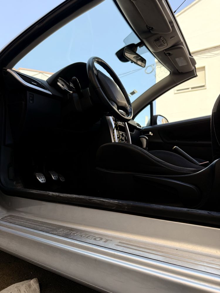 Peugeot 207 CC 1.6 Gasolina - Cabrio cheio de estilo!