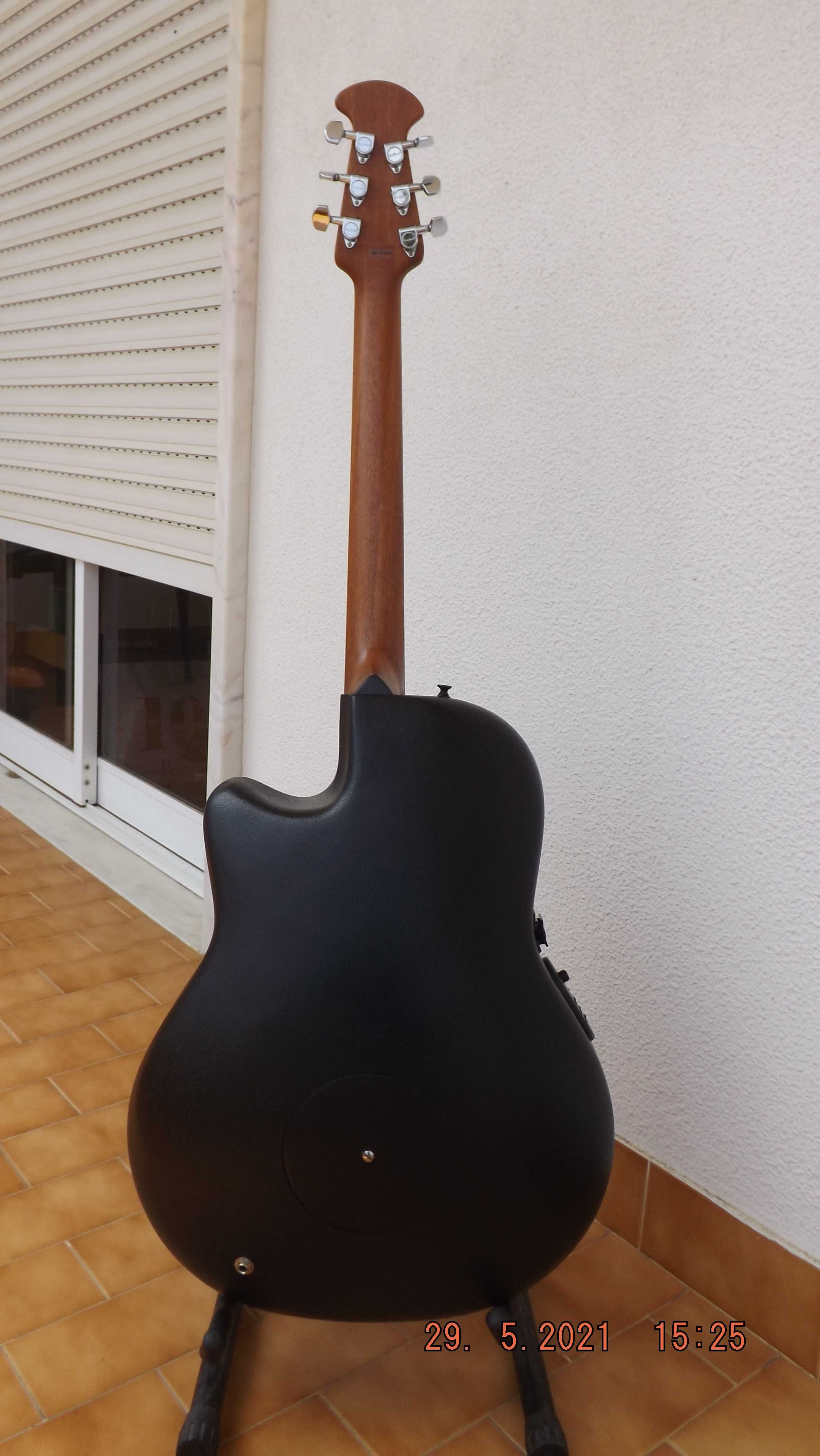 Guitarra semi-acústica OVATION