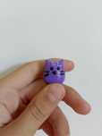 Fioletowy kotek z modeliny