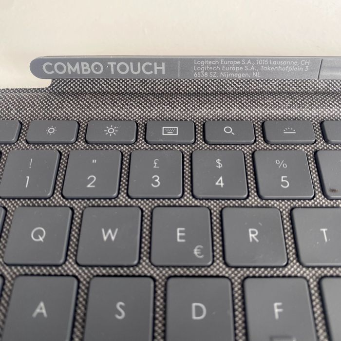 Ipad 9 geração 64gb + Case Logitech Combo Touch (teclado + trackpad)