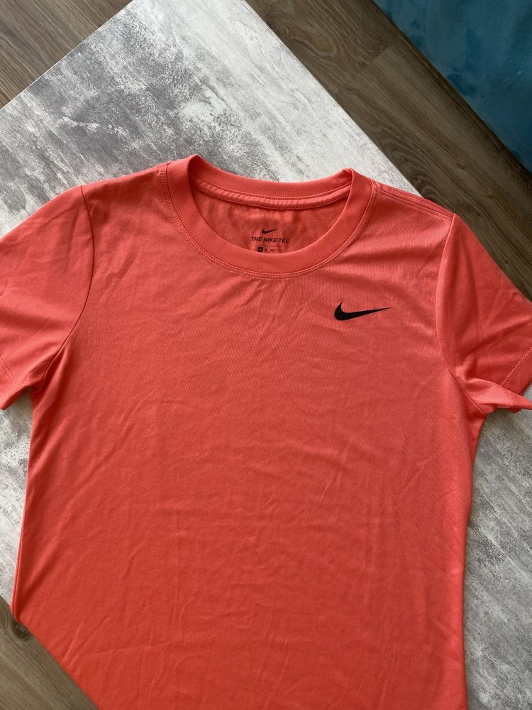 Жіноча футболка Nike
