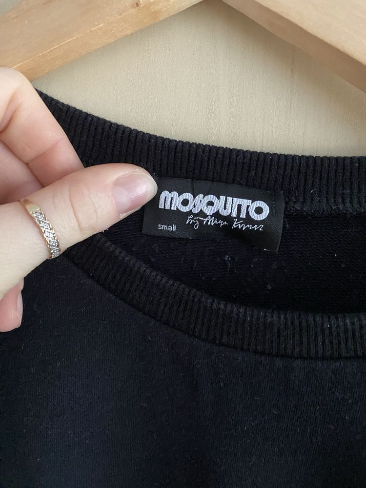 Czarna bluza ze złotym napisem Vogue firmy Mosquito