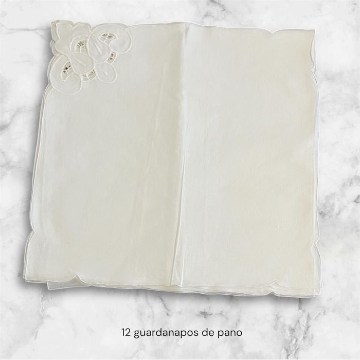 Toalha de linho branca bordada, napron e 12 guardanapos