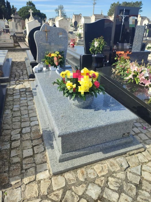 Campas, túmulos, lápides, jarras, lanternas. Tudo em pedra