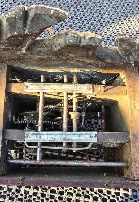 Stare zegary do renowacji z mechanizmami
Tytuł: Stary zegar z kukułką