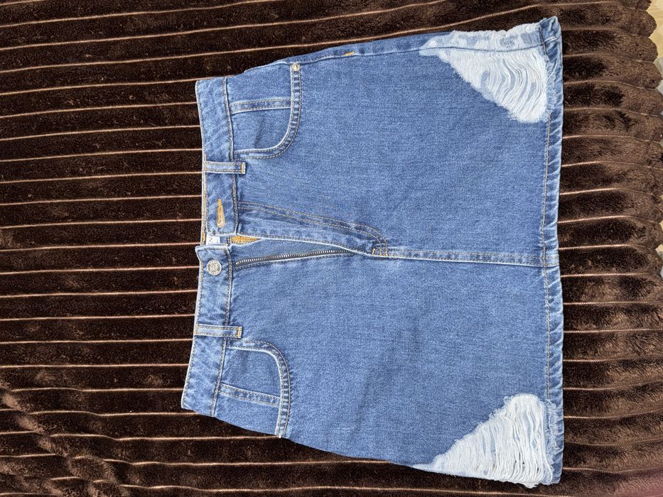 Коротка джинсова спілниця