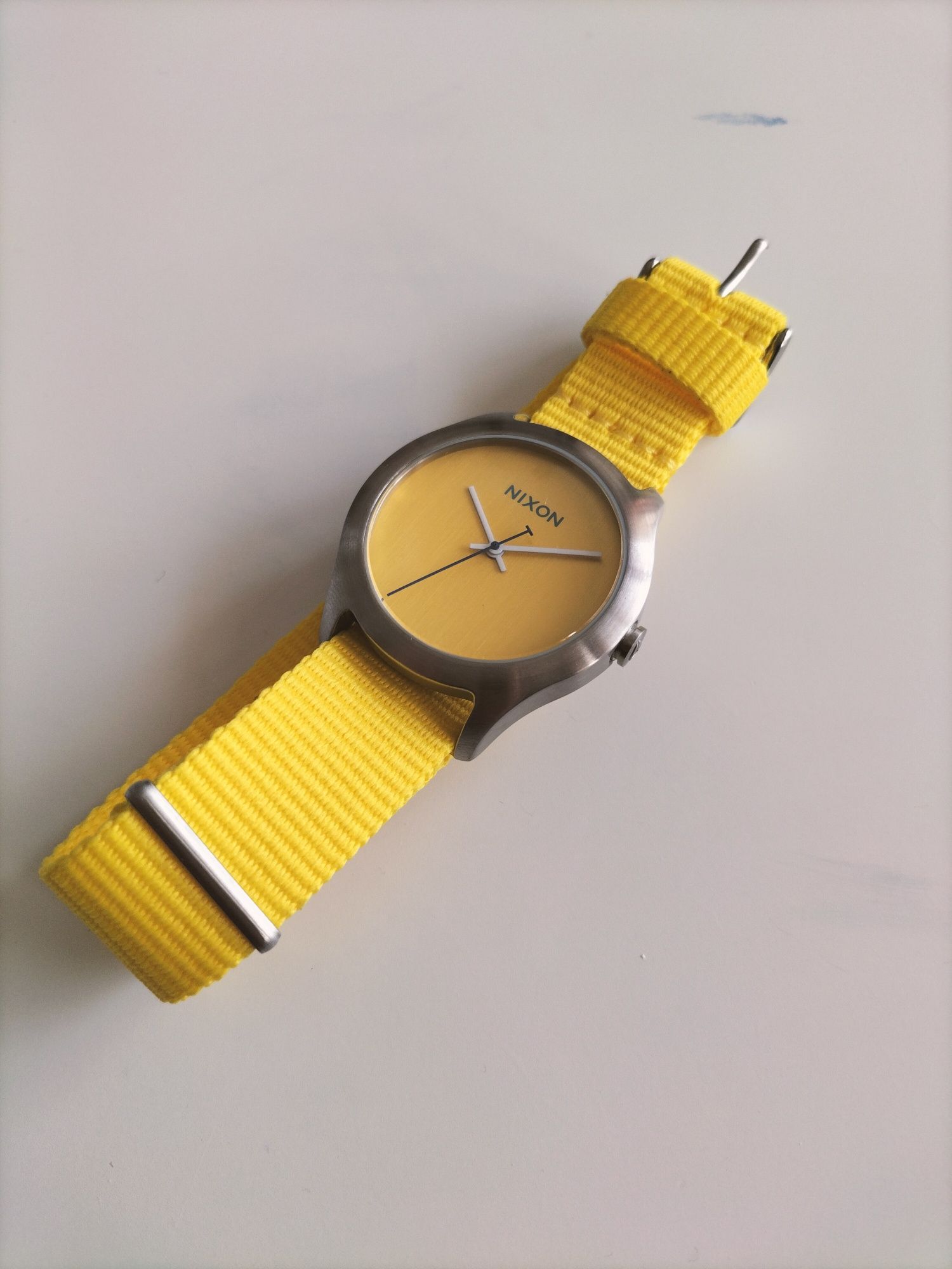 Relógio NIXON amarelo