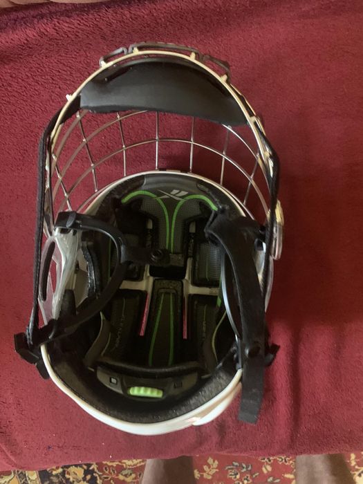 Хоккейный шлем