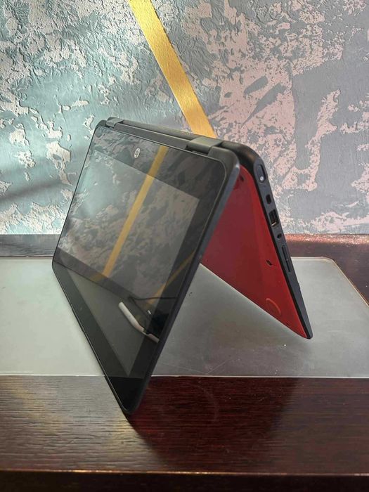 Laptop HP ProBook x360 z ekranem dotykowym.