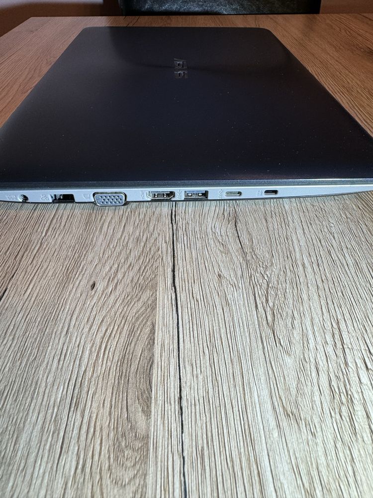 Laptop Asus 15.6 i7 8gb ram 1 tera Windows 11