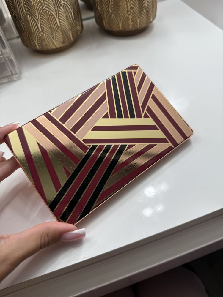 Paleta z cieniami do oczu gilded marki tarte