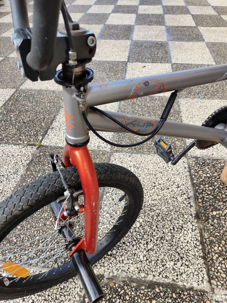 BMX cinza e vermelha