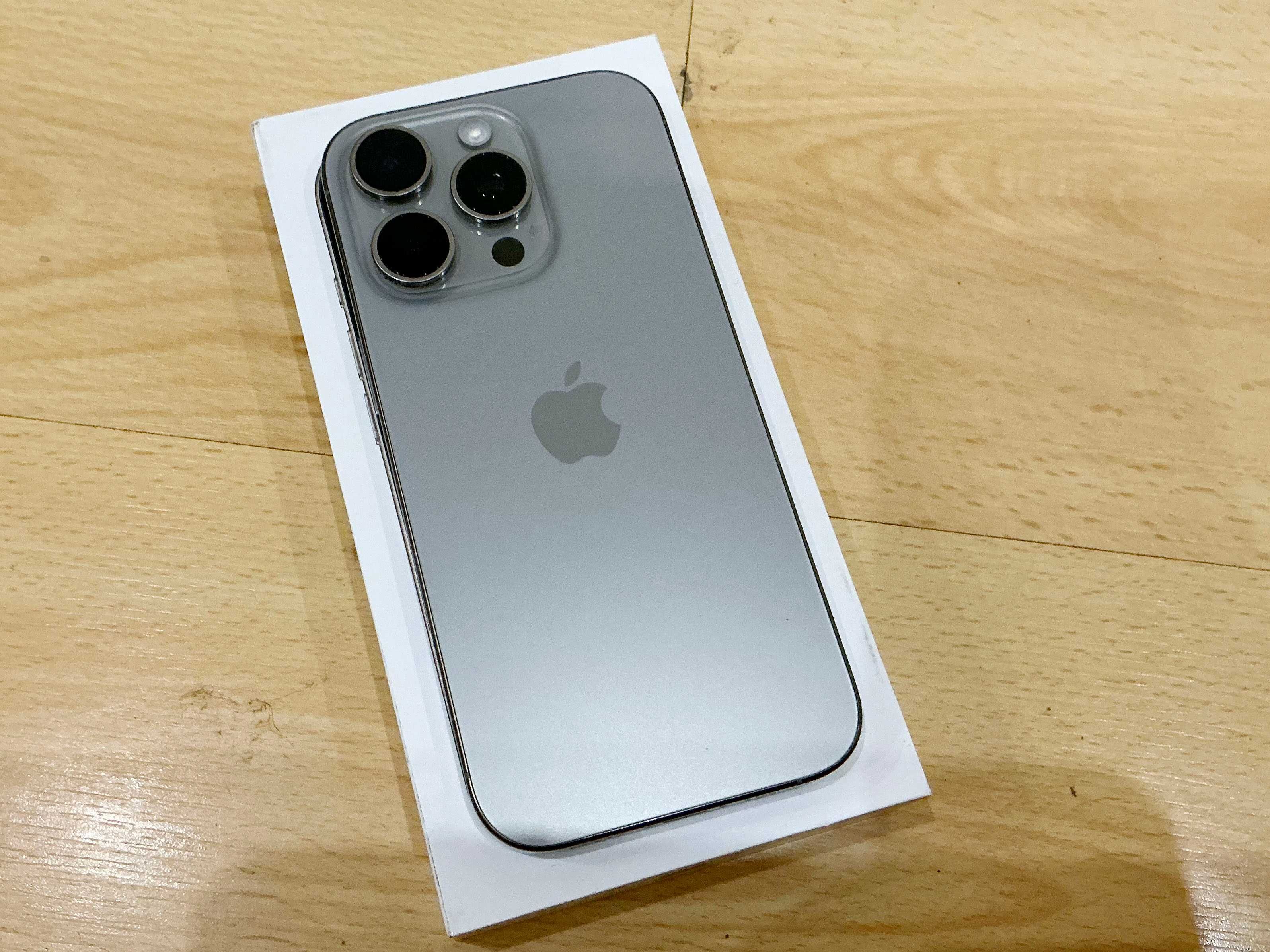 Iphone 16 Pro Titanio Natural (128GB) com acessórios