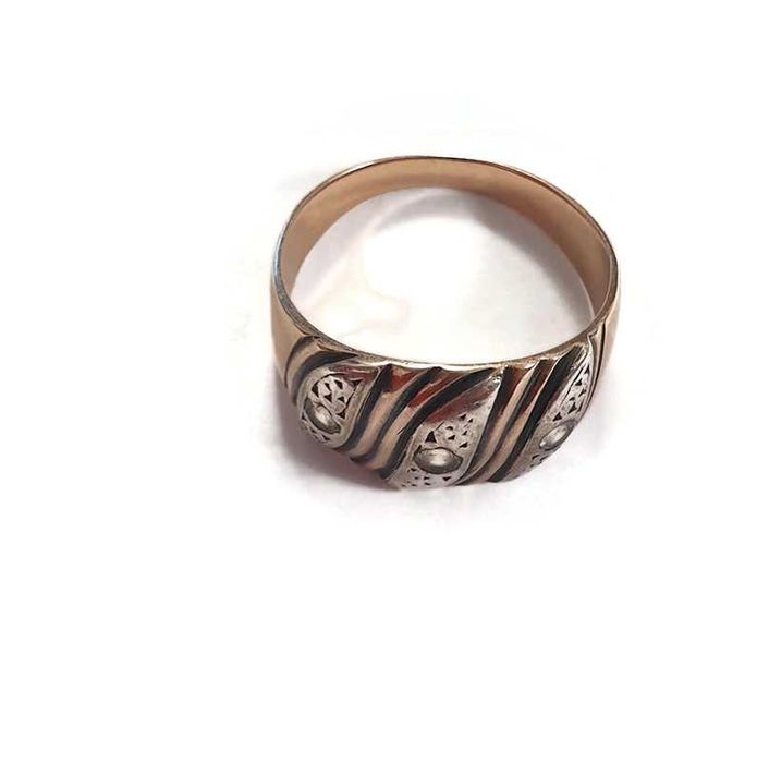 Wyrób jubilerski - Złoty pierścionek p.585 4,32g.