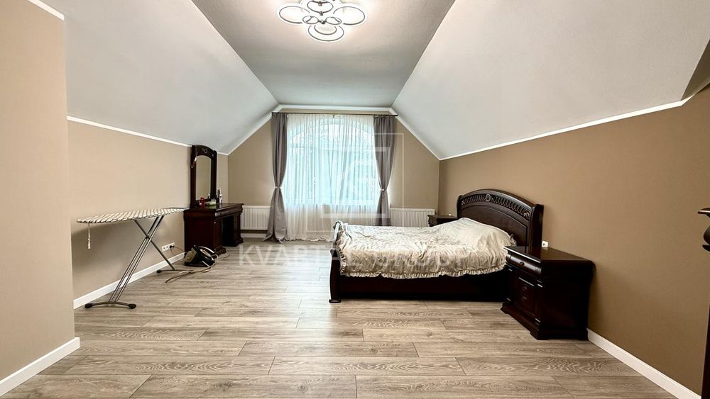 Будинок з новим ремонтом у центрі Гостомеля — укомплектований