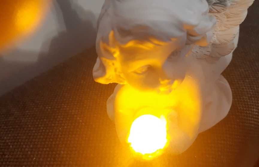 Anioł biały, aniołek leżący z kulą LED na baterie