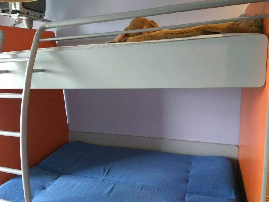Łózko piętrowe, biurko i 2 szafki