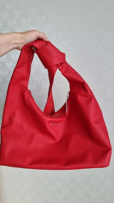 Сумка-хобо червоного кольору з галстуком від LUCKY