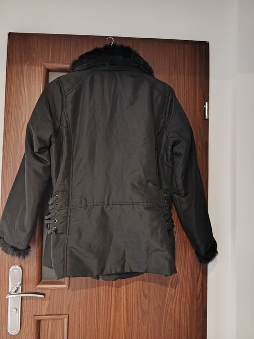 Czarna kurtka przejściowa, jesienna z błyszczącym futerkiem, rozmiar 4