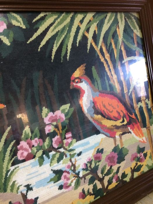 Quadro /tapecaria em meio ponto com motivos de aves.
