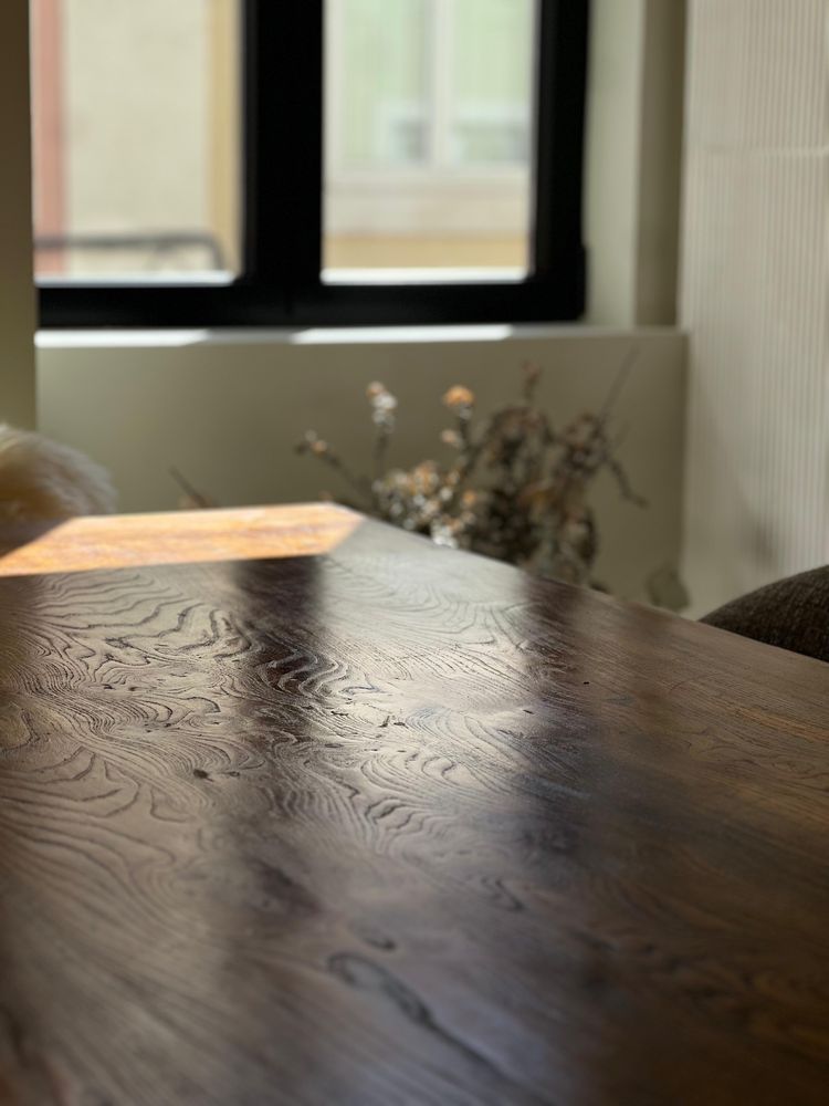 Mesa Madeira Olmo maciça 220x100cm -  pernas em metal preto.