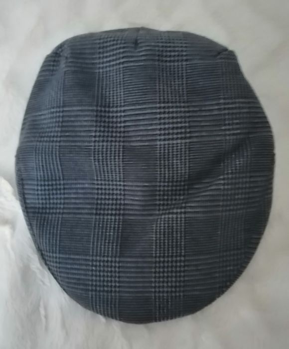 Boné cinzento aos quadrados, tamanho L, novo.