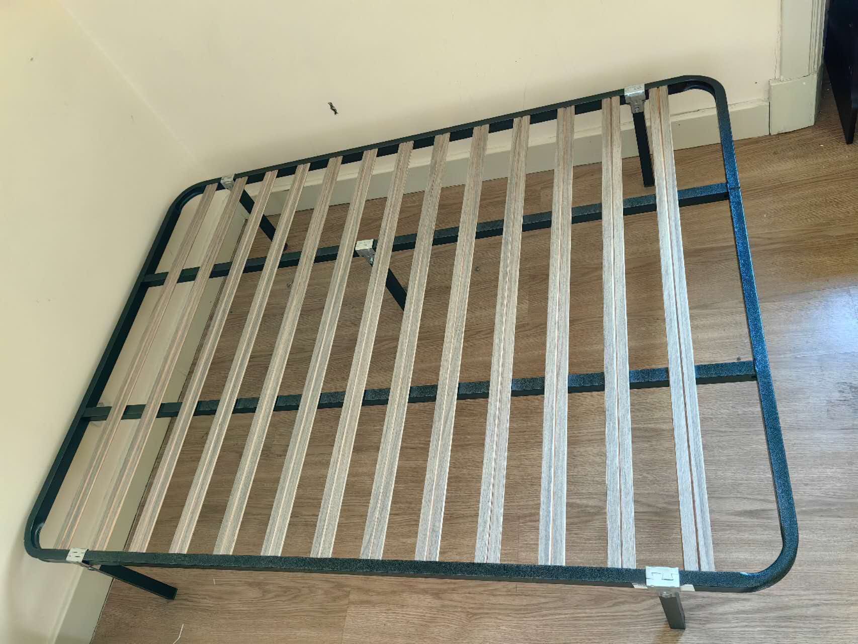 Cama com estrado e colchão