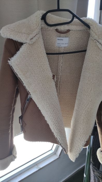 Casaco em pele marca Bershka